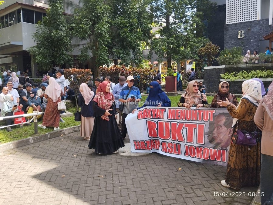 Ratusan Emak-Emak dan Amien Rais Geruduk UGM, Tuntut Bukti Ijazah Jokowi Asli